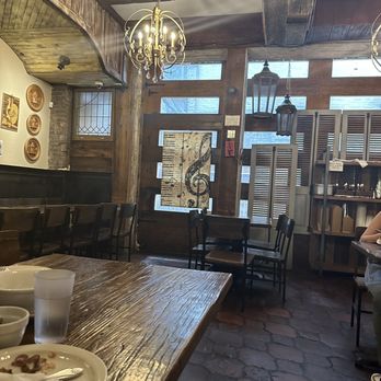 Mama Fina's - Inside - Filipino Near Me - New York, New York
