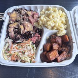 Steak Box with mac & cheese and sweet potato