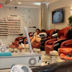 D’lux Nails Lounge - always on phones and not attending to guests.