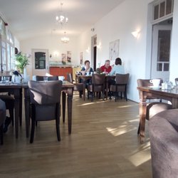 Hotel Waldhaus Zur Köppe - In den Frühstücksraum scheint am Morgen die Sonne durch die Bäume hindurch herein.