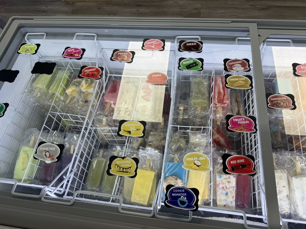 Reyes Pops & Snacks Logo