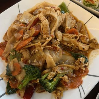 Pat’s Thai Shabu - N4 Pad Kee Maw plus chicken and three star - Thai Near Me - Stanwood, Washington