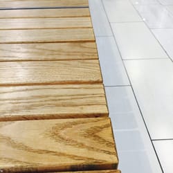 Amfi Vågsbygd - Tilgjengelige benker i hele senteret for små sittepauser