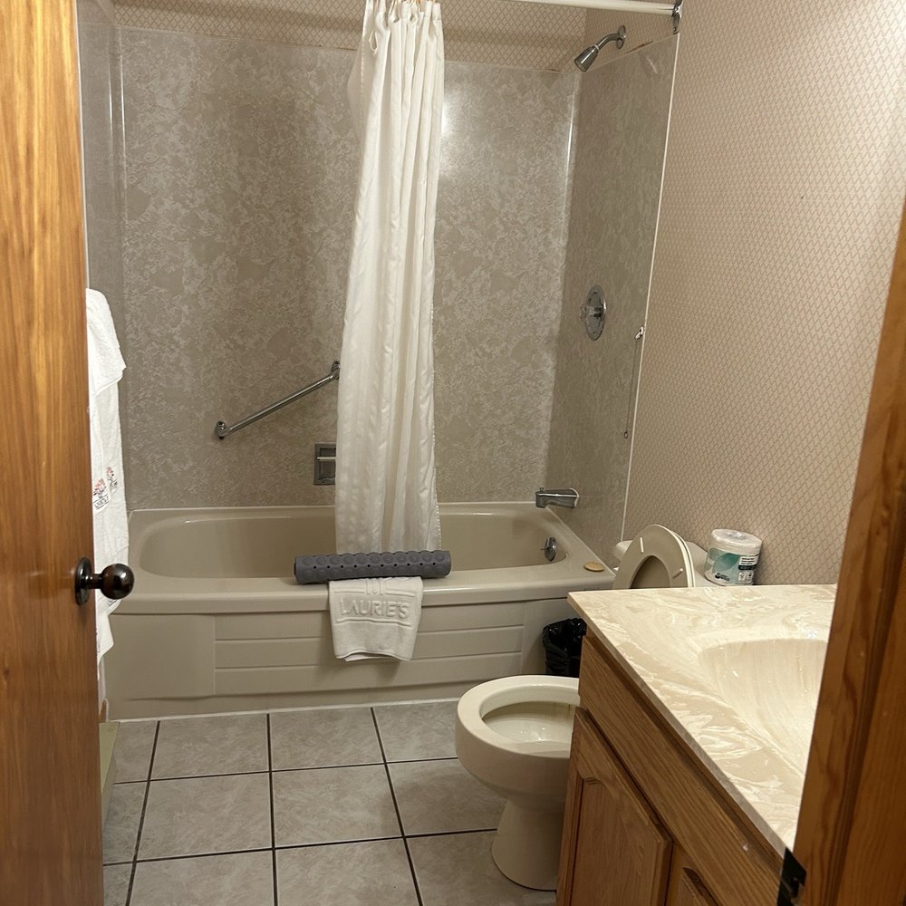 Lauries Inn - Bathroom - Hotels Near Me - Chéticamp, Nova Scotia
