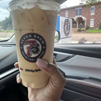 7 Brew Coffee - Blondie - iced, medium - Coffee & Tea Near Me - Bartlett, Tennessee