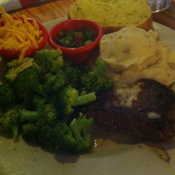 Chili's - Sirloin, loaded mashed potatoes, brocollii and garlic toast - American Near Me - Escondido, California