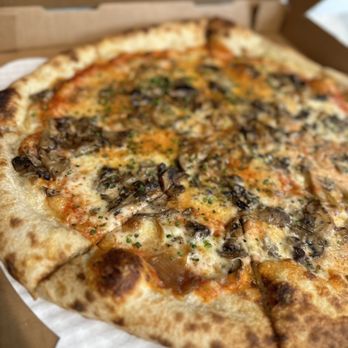Pigzza - © BIG MO. Vodka sauce, mozz, fontina, roasted mushrooms, caramelized onions & chives - Pizza Near Me - Orlando, Florida Pigzza - © BIG MO. Vodka sauce, mozz, fontina, roasted mushrooms, caramelized onions & chives - Pizza Near Me - Orlando, Florida