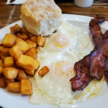 Farmhouse Restaurant - 2 eggs with bacon and fried potatoes - American Near Me - Branson, Missouri Farmhouse Restaurant - 2 eggs with bacon and fried potatoes - American Near Me - Branson, Missouri