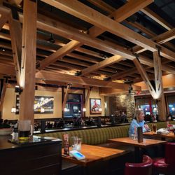 Lazy Dog Restaurant & Bar - Dining area