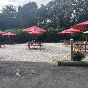 Southold Fish Market - Outdoor seating - Seafood Markets Near Me - Southold, New York
