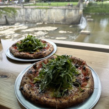 ETalian - Pizza Near Me - Chagrin Falls, Ohio