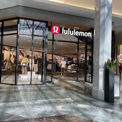Lululemon - Exterior in mall