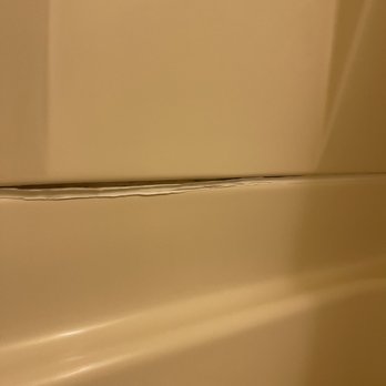 Days Inn by Wyndham Wrightstown McGuire AFB/Bordentown - Need caulk. - Hotels Near Me - Wrightstown, New Jersey