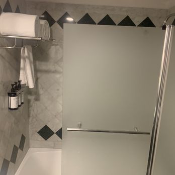 DoubleTree By Hilton Buenos Aires - Shower and tub - Hotels Near Me - Buenos Aires, C