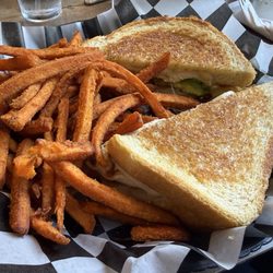 841 Brewhouse - Chicken avocado sandwich with sweet potato fries