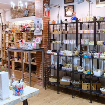 Isidro - La pared de los jabones - Cosmetics & Beauty Supply Near Me - Barcelona, B