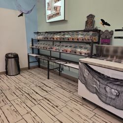 Z’s Frozen Yogurt - Interior