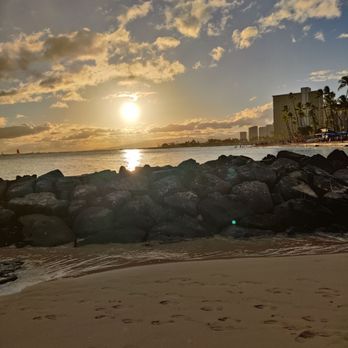 OUTRIGGER Reef Waikiki Beach Resort - Sunset... - Hotels Near Me - Honolulu, Hawaii OUTRIGGER Reef Waikiki Beach Resort - Sunset... - Hotels Near Me - Honolulu, Hawaii