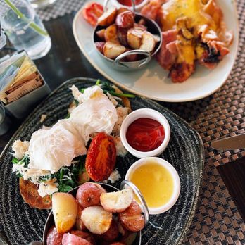 Six Seven Restaurant - Dungeness Crab Florentine Benedict and Pearl Jam Breakfast Sandwich - New American Near Me - Seattle, Washington Six Seven Restaurant - Dungeness Crab Florentine Benedict and Pearl Jam Breakfast Sandwich - New American Near Me - Seattle, Washington