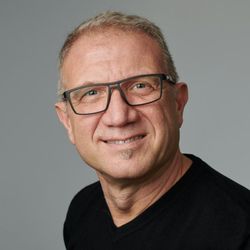Linea Due - Mauro Sorrentino Geschäftsinhaber, dipl. Herrencoiffeur