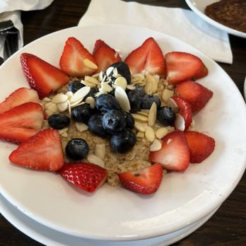 Broken Yolk Cafe - Oatmeal - Breakfast & Brunch Near Me - Fullerton, California