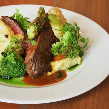 Tady a teď - Steak z vysokého roštěnce s koňakovou omáčkou s černým pepřem, pyré z brokolice... - Bakeries Near Me - Prague, Puerto Rico
