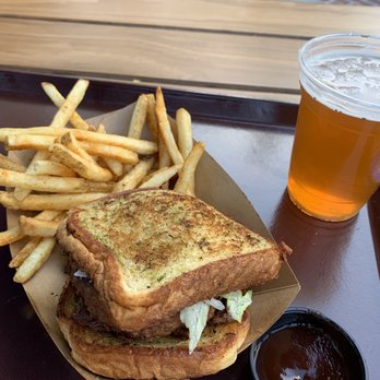 Regal Eagle Smokehouse: Craft Drafts & Barbecue - Plant based BBQ jackfruit - Barbeque Near Me - Lake Buena Vista, Florida