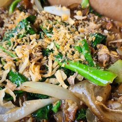 Sen Pad Thai - Beef pad siew: Chewy & fresh rice sheet noodles with tender Chinese broccoli and beef