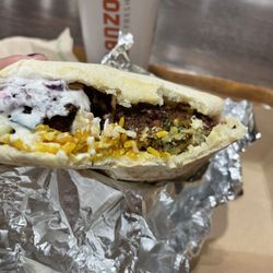Garbanzo Mediterranean Fresh - Pita with falafel