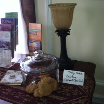 The Decker House Bed & Breakfast - Complementary cookies (Yes, am so stealing this idea for guests in my home) - Hotels Near Me - Mason City, Iowa