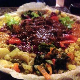 Warsa - Zighinì di manzo, lenticchie rosse, cous cous, erbette, cipolle, patate e carote (17 €); servito con l'Injera - food - African Near Me - Milan, Michigan