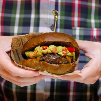 Cokuy - 'La Ranchera' para los que no temen a los jalapeños. Queso fundido, Guacamole y Pan de Cerveza. Con carne 100% vacuno - Burgers Near Me - Madrid, M Cokuy - 'La Ranchera' para los que no temen a los jalapeños. Queso fundido, Guacamole y Pan de Cerveza. Con carne 100% vacuno - Burgers Near Me - Madrid, M