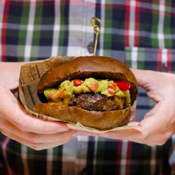 Cokuy - 'La Ranchera' para los que no temen a los jalapeños. Queso fundido, Guacamole y Pan de Cerveza. Con carne 100% vacuno