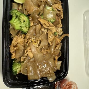 365 Thai Kitchen - Pad See-ew with chicken - Thai Near Me - Los Angeles, California 365 Thai Kitchen - Pad See-ew with chicken - Thai Near Me - Los Angeles, California