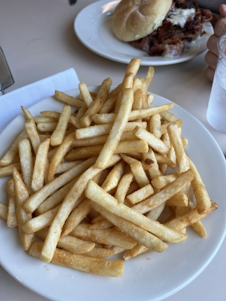 PICNIC BOX Updated October 2024 34 Photos & 54 Reviews Mashpee