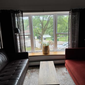 Edison’s Inn - Couches and lovely window view - Hotels Near Me - Stratford, Ontario Edison’s Inn - Couches and lovely window view - Hotels Near Me - Stratford, Ontario