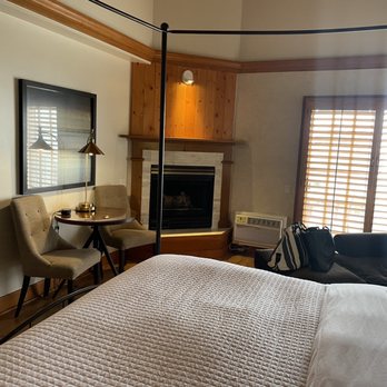 Inn On Summerhill - King Patio Bedroom - Bed & Breakfast Near Me - Summerland, California
