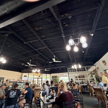 Farmhouse Cafe - Inside dining - American Near Me - Huntsville, Texas