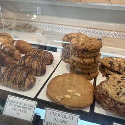 La Boulangerie Dans Un Village - Viennoiseries and cookies