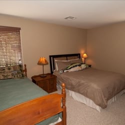 Shasta Lake Properties - 2nd guest bedroom in LodgeView is equipped with 1 Queen & 1 twin sized bed