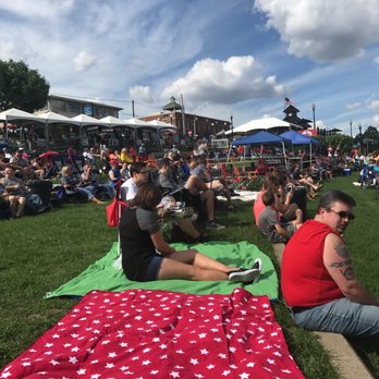 River Stage - The crowd is growing! - Music Venues Near Me - Jeffersonville, Indiana
