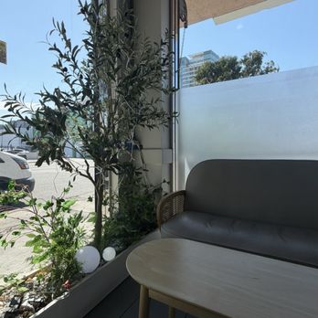 SYNT Coffee - Corner nook sofa seating - Coffee & Tea Near Me - Los Angeles, California