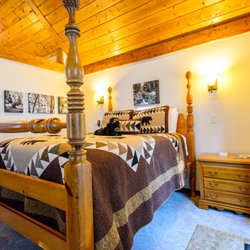 Alpen Way Chalet Mountain Lodge - Enchanted room lofted queen bed