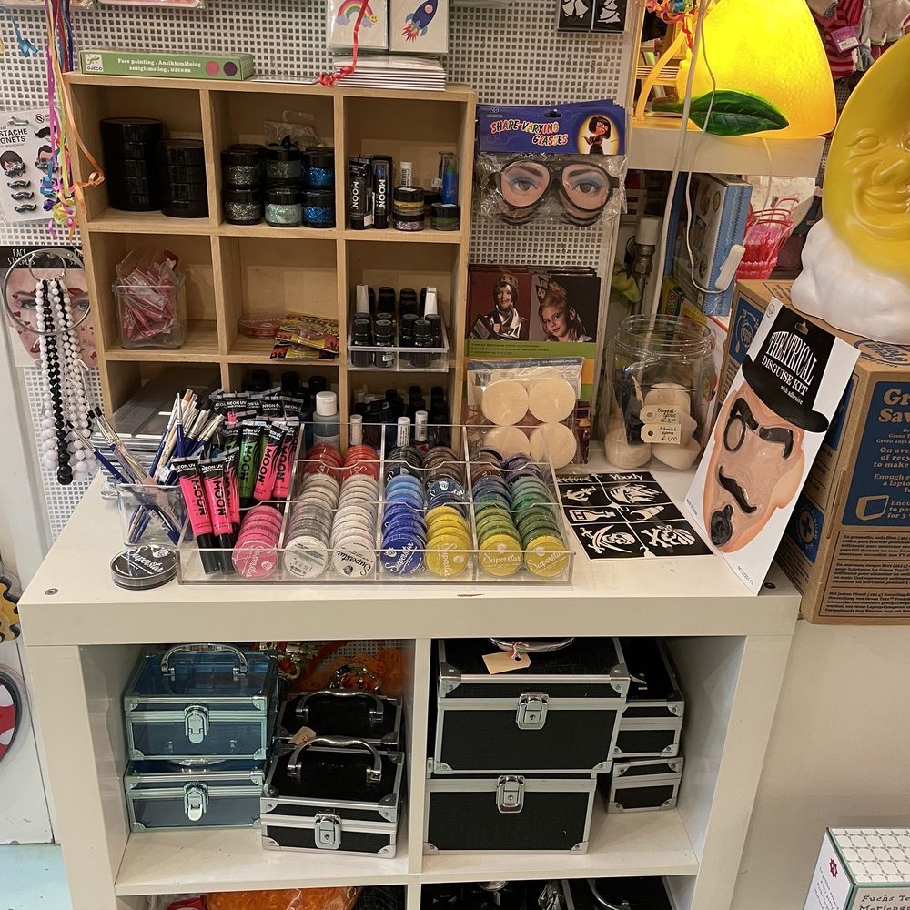 De Kinderfeestwinkel - Face painting heaven! A selection of miniature make up cases provide housing for your custom paints and accessories. - Party Supplies Near Me - Amsterdam, New Hampshire