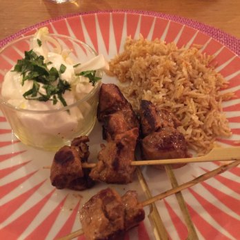 Amaltea - Lamb skewers with yogurt sauce and basmati rice - Spanish Near Me - Córdoba, Colorado