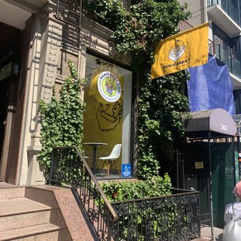 Beard Papa's - Outside - Desserts Near Me - New York, New York