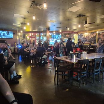 Woodstone Pizzeria - Crowd on Karaoke night - Pizza Near Me - Bakersfield, California