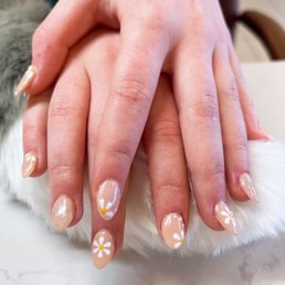 My steplove asked to have a daisy painted on her finger. Le did this for her! She is so happy, proud and excited. Le is a master!