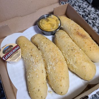 Futuro - Breadsticks - Pizza Near Me - Indianapolis, Indiana