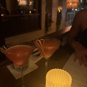 Earls Kitchen + Bar - Cocktail Bars Near Me - Honolulu, Hawaii Earls Kitchen + Bar - Cocktail Bars Near Me - Honolulu, Hawaii
